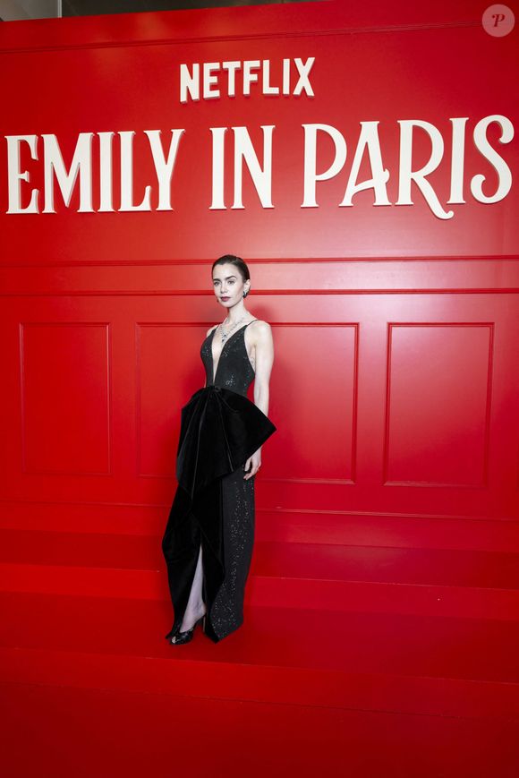 Lily Collins lors de la première de la série "Emily in Paris" saison 5 au Grand Rex à Paris le 15 décembre 2025.

© Pierre Perusseau / Bestimage