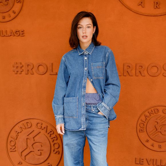 Adèle Exarchopoulos au village lors des Internationaux de France de Tennis de Roland Garros 2025, à Paris, France, le 8 juin 2025. © Cyril Moreau/Bestimage