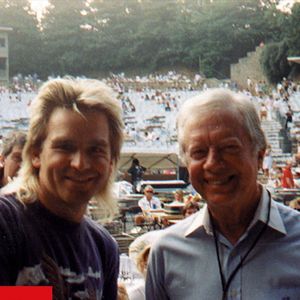 Mike Peters avec l'ancien président des Etats-Unis Jimmy Carter en 1988.
