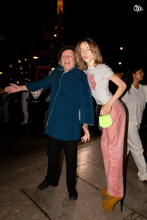 L'interprète de Louxor j'adore a d'ailleurs partagé une anecdote pour décrire "l'essence joueuse de sa petite famille".

Philippe Katerine et son fils Billy - Les célébrités au défilé Jean-Paul Gaultier collection printemps / été 2027 lors de la fashion week à Paris le 4 octobre 2026. © Florian Lavielle / Bestimage