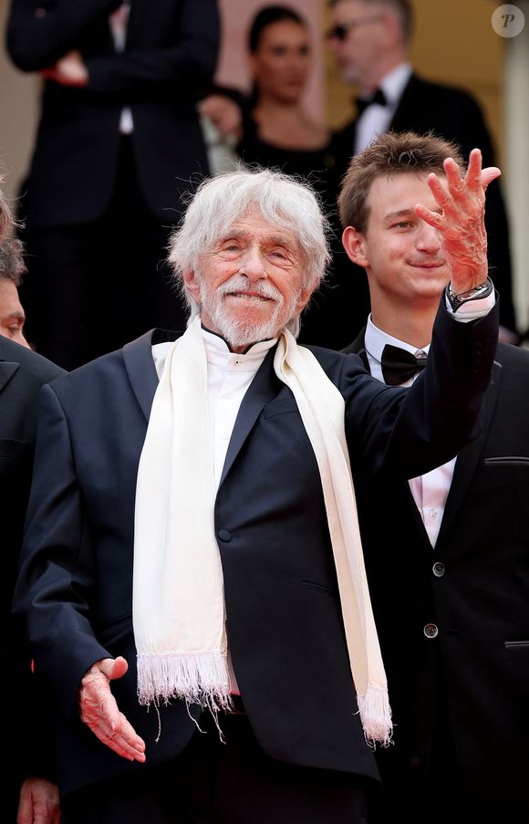 Pierre Richard a conclu son message ferme aux internautes en disant que tout cela n'était "qu'une fausse nouvelle". 

Pierre Richard, Timi-Joy Marbot - Montée des marches du film "La venue de l’avenir" lors du 78ème Festival International du Film de Cannes, au Palais des Festivals à Cannes. Le 22 mai 2025. © Jacovides-Moreau / Bestimage