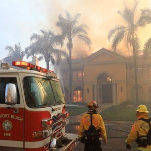Un incendie côtier en Californie brûle 20 maisons et oblige à des évacuations, à Laguna Niguel, Californie © Ruaridh Stewart/Zuma Press/Bestimage