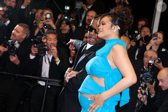 Sa tenue mettait en valeur son ventre arrondi.

ASAP Rocky et sa femme Rihanna (enceinte) - Descente des marches du film « Highest 2 Lowest » lors du 78ème Festival International du Film de Cannes, au Palais des Festivals à Cannes. Le 19 mai 2025
© Jacovides-Moreau / Bestimage