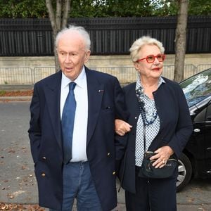 Info - Philippe Bouvard fête ses 70 ans de mariage avec Colette - Exclusif -  Philippe Bouvard et sa femme Colette - Arrivées à l'enregistrement de l'émission "Vivement Dimanche" au Studio Gabriel à Paris, diffusée le 9 octobre 2022 sur France 3.
Paris le 5 octobre 2022.

© Giancarlo Gorassini / Bestimage