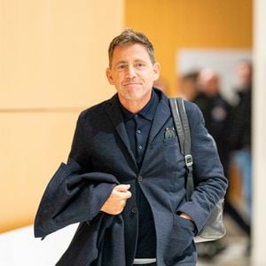 Daniel Riolo - Sorties du tribunal correctionnel de Paris en marge du procès en diffamation entre Didier Deschamps et Daniel Riolo. Le procès en diffamation opposant Didier Deschamps à Daniel Riolo s’est ouvert le 20 novembre 2025 devant la XVIIe chambre du tribunal correctionnel de Paris : Didier Deschamps reproche à Daniel Riolo d’avoir qualifié de « menteur » à propos de la blessure de Karim Benzema lors de la coupe du monde de football en 2022. France, le 20 novembre 2025. © Pierre Perusseau/Bestimage