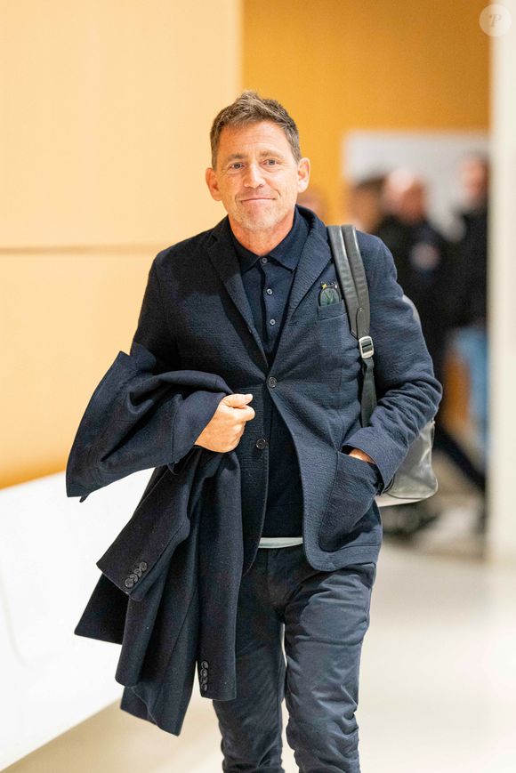 Daniel Riolo - Sorties du tribunal correctionnel de Paris en marge du procès en diffamation entre Didier Deschamps et Daniel Riolo. Le procès en diffamation opposant Didier Deschamps à Daniel Riolo s’est ouvert le 20 novembre 2025 devant la XVIIe chambre du tribunal correctionnel de Paris : Didier Deschamps reproche à Daniel Riolo d’avoir qualifié de « menteur » à propos de la blessure de Karim Benzema lors de la coupe du monde de football en 2022. France, le 20 novembre 2025. © Pierre Perusseau/Bestimage