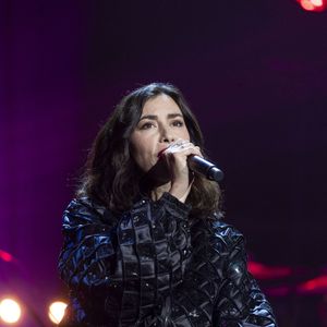 Olivia Ruiz sur scène lors du concert Leurs voix pour l’espoir, diffusé en prime sur C8 le cinq juillet, à l’Olympia à Paris, France, le onze mars deux mille vingt‑quatre. L’artiste participe à cette soirée organisée pour sensibiliser le public au cancer du pancréas et soutenir la recherche. 
Crédit : Perusseau / Bellak / Bestimage