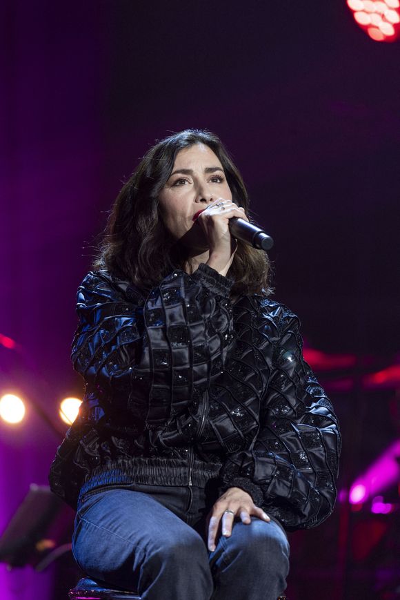 Olivia Ruiz sur scène lors du concert Leurs voix pour l’espoir, diffusé en prime sur C8 le cinq juillet, à l’Olympia à Paris, France, le onze mars deux mille vingt‑quatre. L’artiste participe à cette soirée organisée pour sensibiliser le public au cancer du pancréas et soutenir la recherche. 
Crédit : Perusseau / Bellak / Bestimage