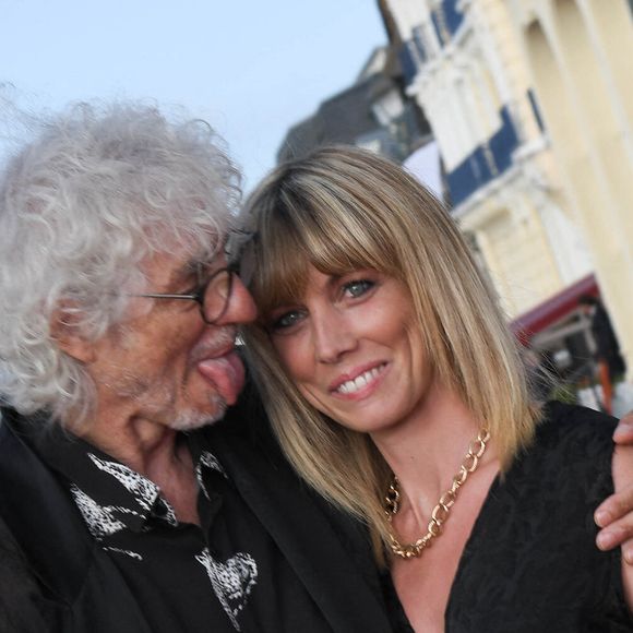 C'était en 2010 alors que Louis Bertignac était déjà père de deux filles, Lola et Lili.

Louis Bertignac et sa compagne Laetitia Brichet sur le tapis rouge lors du 35ème festival du film de Cabourg le 11 juin 2021

© Coadic Guirec / Bestimage