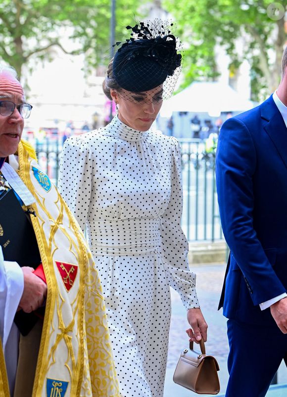 Kate Middleton est arrivée à l’abbaye de Westminster dans une ravissante robe blanche à pois noirs

Catherine (Kate) Middleton, princesse de Galles - La famille royale britannique et les personnalités assistent à un service d'action de grâce à l'abbaye de Westminster à Londres, à l'occasion du 80ème anniversaire du jour de la Victoire en Europe (VE Day), le 8 mai 2025. GOFF INF / BESTIMAGE