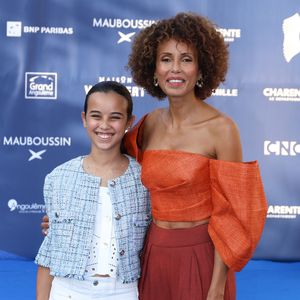 "Kahina est dans une école qui lui permet d’avoir une option théâtre tous les après-midi. Cela lui permet de se préparer au métier d’actrice car elle adore ça. Elle aime aussi la vidéo et la réalisation", a confié Sonia Rolland.

Sonia Rolland et sa fille Kahina qui joue aussi sa fille dans son film "Un destin inattendu" - Arrivées sur le tapis bleu de la 16ème édition du festival du film francophone de Angoulême le 24 août 2023.

© Coadic Guirec / Bestimage