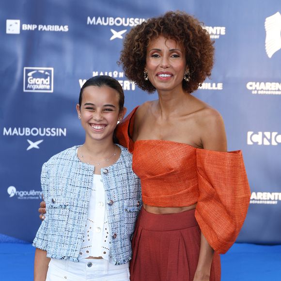 "Kahina est dans une école qui lui permet d’avoir une option théâtre tous les après-midi. Cela lui permet de se préparer au métier d’actrice car elle adore ça. Elle aime aussi la vidéo et la réalisation", a confié Sonia Rolland.

Sonia Rolland et sa fille Kahina qui joue aussi sa fille dans son film "Un destin inattendu" - Arrivées sur le tapis bleu de la 16ème édition du festival du film francophone de Angoulême le 24 août 2023.

© Coadic Guirec / Bestimage
