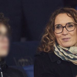 Marie-Sophie Lacarrau et son fils - Célébrités dans les tribunes du match de Ligue 1 McDonald's opposant le Paris Saint-Germain (PSG) à L’AS Monaco (4-1) au Parc des Princes à Paris le 7 février 2024. © Cyril Moreau/Bestimage