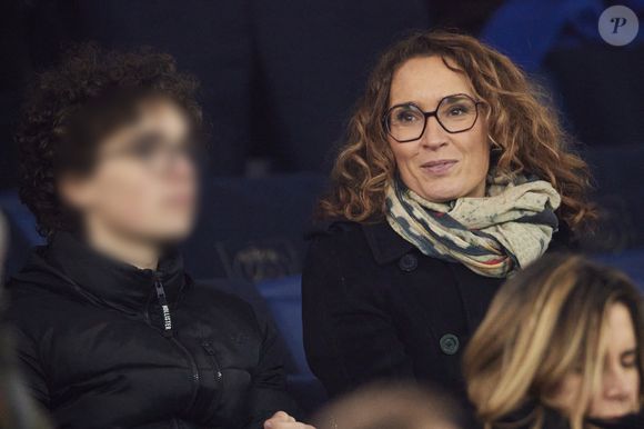 Marie-Sophie Lacarrau et son fils - Célébrités dans les tribunes du match de Ligue 1 McDonald's opposant le Paris Saint-Germain (PSG) à L’AS Monaco (4-1) au Parc des Princes à Paris le 7 février 2024. © Cyril Moreau/Bestimage