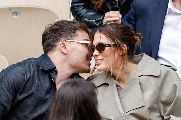 Antoine Dupont et sa compagne Iris Mittenaere en tribunes lors de la finale messieurs des Internationaux de France de Tennis de Roland Garros 2025 (jour 15), à Paris, France, le 8 juin 2025. © Cyril Moreau/Bestimage