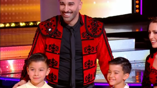 EXCLU Adil Rami surpris par ses jumeaux en plein prime de Danse avec les stars, les coulisses de la visite de Zayn et Madi qui ne vivent plus en France