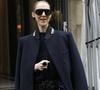 Son vestiaire de scène est orchestré par sa styliste historique Annie Horth.

Céline Dion salue ses à la sortie de l’hôtel Royal Monceau à Paris, avant de rejoindre La Plenitude Arena de Paris La Défense pour poursuivre sa série de concerts, le 7 octobre 2026. © Marc Ausset Lacroix / Bestimage