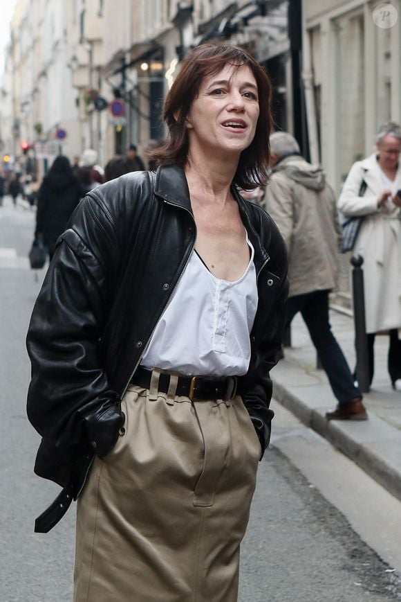 Charlotte Gainsbourg lors de la cérémonie de dévoilement de la plaque "Maison des Illustres" de la Maison Gainsbourg à Paris, France, le 2 avril 2024. © Christophe Clovis/Bestimage