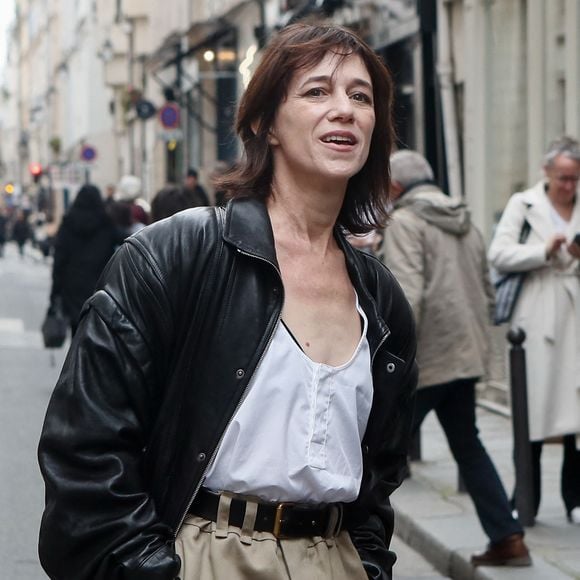 Charlotte Gainsbourg lors de la cérémonie de dévoilement de la plaque "Maison des Illustres" de la Maison Gainsbourg à Paris, France, le 2 avril 2024. © Christophe Clovis/Bestimage