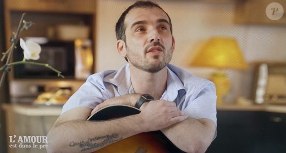 Et l'agriculteur fait notamment la rencontre d'une jeune femme qui, malgré les apparences, exerce un métier peu commun et même un peu "chelou" selon lui.

Julien (L'amour est dans le pré) lors de son speed-dating avec Esmeralda