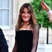 Carla Bruni, rayon de soleil malgré la pluie : elle affiche sa silhouette impeccable pour son retour à l'Elysée, lors d'un dîner prestigieux