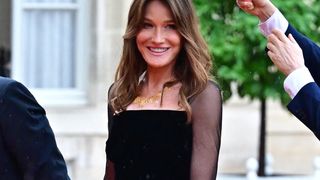 Carla Bruni, rayon de soleil malgré la pluie : elle affiche sa silhouette impeccable pour son retour à l'Elysée, lors d'un dîner prestigieux