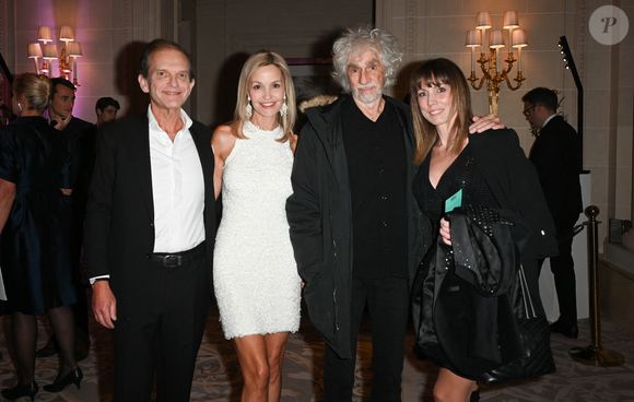 Frédéric Saldmann et sa femme Marie, Marie Saldmann, Louis Bertignac et sa femme Laetitia Brichet au Gala caritatif des "Stéthos d'Or" qui récompensent les artistes qui contribuent au bien-être de tous, organisé par la Fondation pour la Recherche en Physiologie au George V à Paris, le 27 mars 2023. 

© Coadic Guirec-Rachid Bellak/Bestimage