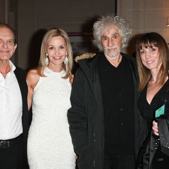 Frédéric Saldmann et sa femme Marie, Marie Saldmann, Louis Bertignac et sa femme Laetitia Brichet au Gala caritatif des "Stéthos d'Or" qui récompensent les artistes qui contribuent au bien-être de tous, organisé par la Fondation pour la Recherche en Physiologie au George V à Paris, le 27 mars 2023. 

© Coadic Guirec-Rachid Bellak/Bestimage