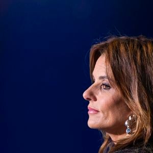 "Mais c'est un tabou. J'ai des copains qui passent des heures, et c'est horrible parce que je tiens 3 minutes. Et après, je ne l'aime même plus mon enfant qui m'impose ça, je lui en veux en fait."

Faustine Bollaert lors de l'enregistrement de l'émission "La Boîte à secrets" diffusée le 26 septembre 2025 sur France 3, dans les studios du Lendit à Saint-Denis, Seine Saint-Denis, France, le 8 septembre 2025. 

© Pierre Perusseau/Bestimage