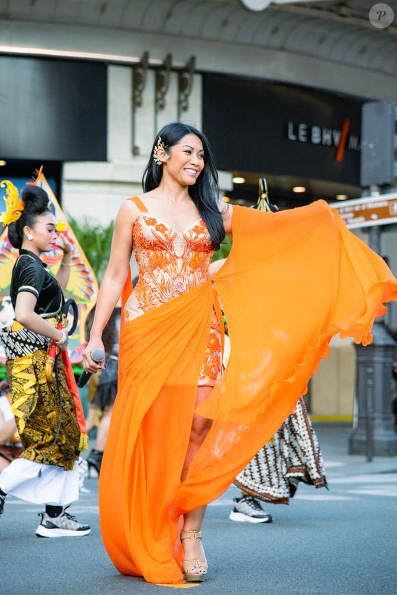 BHV Marais célèbre l'Indonésie avec des danseurs traditionnels, l'Ambassadeur d'Indonésie en France, et la chanteuse Anggun se produisant rue de Rivoli devant l'Hôtel de Ville, à Paris, France, le 8 juin 2022. Photo by Jana Call me J/ABACAPRESS.COM