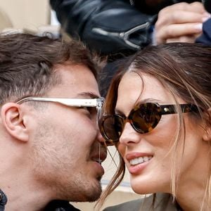 Antoine Dupont et sa compagne Iris Mittenaere en tribunes lors de la finale messieurs des Internationaux de France de Tennis de Roland Garros 2025 (jour 15), à Paris, France, le 8 juin 2025. © Cyril Moreau/Bestimage