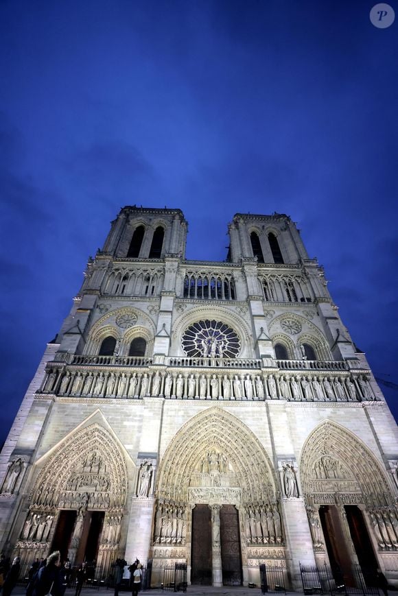 La cathédrale Notre-Dame affiche sa splendeur retrouvée, cinq ans après l'incendie, au coeur de Paris, à l'occasion de sa réouverture, le 7 décembre 2024. Joyau de l’art gothique, lieu de culte et de culture, symbole universel de la France et de son histoire, la cathédrale de Notre-Dame de Paris rouvre ses portes les 7 et 8 décembre, cinq ans après avoir été ravagée par les flammes le 15 avril 2019. 
© Dominique Jacovides / Bestimage