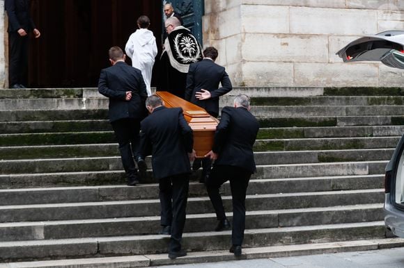 Illustration cercueil - Arrivées aux obsèques de Niels Arestrup à l'Église Saint-Roch à Paris. Le 10 décembre 2024
© Christophe Clovis / Bestimage