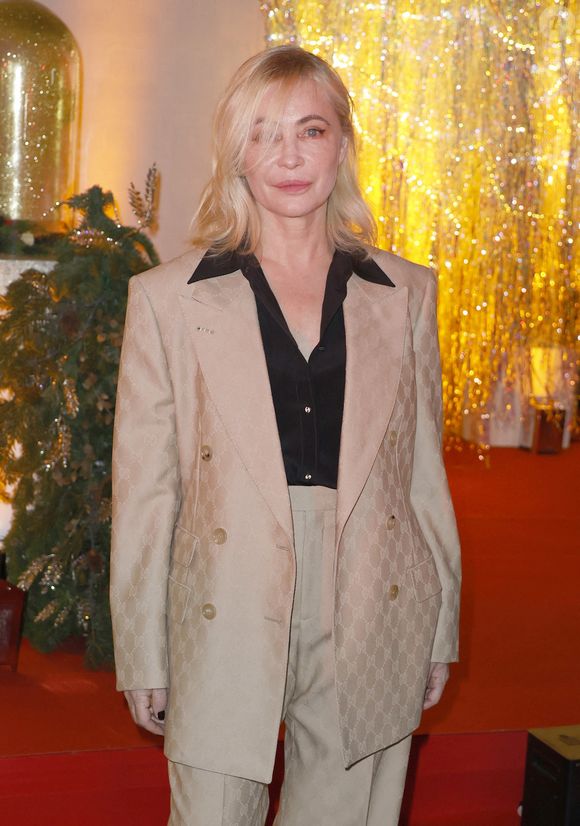 Emmanuelle Béart, marraine de l’événement - Le Comité du Faubourg Saint-Honoré dévoile les décorations et illuminations de Noël de ses rues à l’occasion de son emblématique "Winter Time" réunissant ses Maisons membres, les élus locaux et l’ensemble des riverains autour d’une soirée magique et d’une cause noble.  A Paris, mardi 26 novembre 2024. (Christophe Aubert via Bestimage).