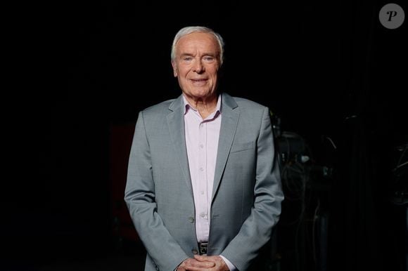 Il s'agit de Pierre Douglas, qui incarnait Victor qui côtoyait le duo Huguette et Raymond.

Pierre Douglas - Backstage - Enregistrement de l'émission "La Boîte à Secrets N°20" dans les studios de la Cité du Cinéma à Saint-Denis, présentée par F.Bollaert et diffusée le 10 janvier sur France 3
© Christophe Clovis / Bestimage