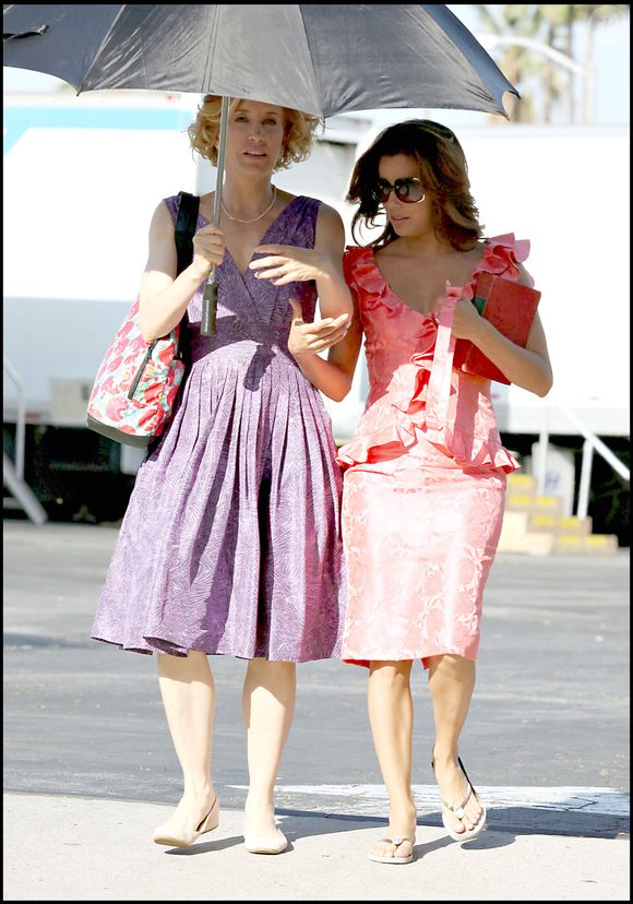 Felicity Huffman et Eva Longoria sur le tournage de "Desperate Housewives" à Los Angeles

FAME PICTURES / BESTIMAGE
