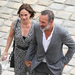 Jean Dujardin et Nathalie Péchalat lors de la cérémonie d'hommage national à Jean-Paul Belmondo à l'Hôtel des Invalides à Paris, France, le 9 septembre 2021. © Dominique Jacovides/Bestimage