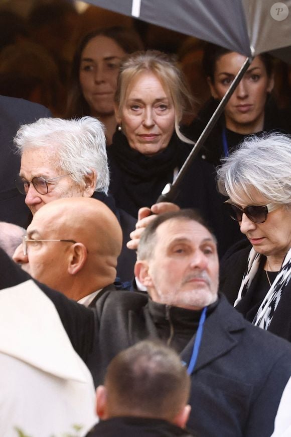 Bernard d'Ormale (mari de Brigitte Bardot), Anne-Line Bjerkan (femme de Nicolas-Jacques Charrier), Anna Charrier (fille de Nicolas-Jacques Charrier) - Sorties des obsèques de Brigitte Bardot en l'église Paroissiale Notre-Dame-de-l'Assomption de Saint-Tropez, France, le 7 janvier 2026.  Brigitte Bardot, figure emblématique du cinéma français et icône internationale, est décédée le 28 décembre 2025 à l'âge de 91 ans dans sa mythique propriété de La Madrague, à Saint-Tropez (France). Révélée au monde entier par son rôle dans "Et Dieu... créa la femme", elle avait contribué à faire de Saint-Tropez un lieu mondialement connu. L'actrice sera inhumée le 7 janvier 2026 au cimetière marin de Saint-Tropez, aux côtés de son père Louis Bardot (1896-1975) et de sa mère Anne-Marie Mucel (1912-1978). Une cérémonie religieuse se tiendra auparavant dans l'église de Saint-Tropez, où proches, personnalités et anonymes pourront lui rendre un dernier hommage. © Jacovides-Moreau/Bestimage