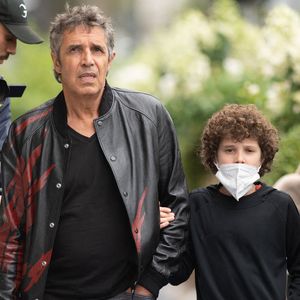 Julien Clerc et son fils Léonard assistent au Jumping Eiffel à Paris, en France, le 27 juin 2021. Photo de Laurent Zabulon/ABACAPRESS.COM