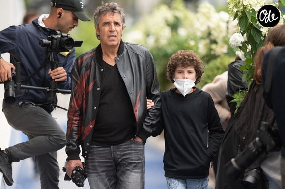 Julien Clerc et son fils Léonard assistent au Jumping Eiffel à Paris, en France, le 27 juin 2021. Photo de Laurent Zabulon/ABACAPRESS.COM