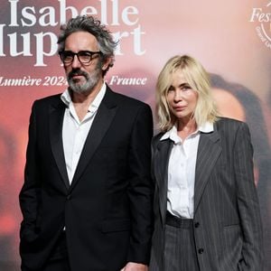 Emmanuelle Beart et Frédéric Chaudier au photocall de la cérémonie de remise du prix lumière de la 16ème édition du Festival Lumière à l'Amphithéâtre - Centre de Congrès à Lyon, France, le 18 octobre 2024. © Dominique Jacovides/Bestimage