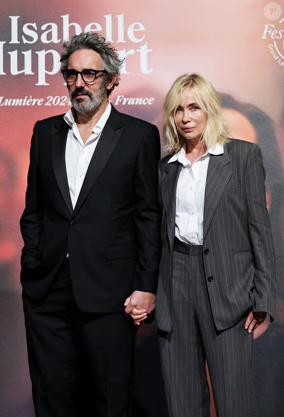 Emmanuelle Beart et Frédéric Chaudier au photocall de la cérémonie de remise du prix lumière de la 16ème édition du Festival Lumière à l'Amphithéâtre - Centre de Congrès à Lyon, France, le 18 octobre 2024. © Dominique Jacovides/Bestimage