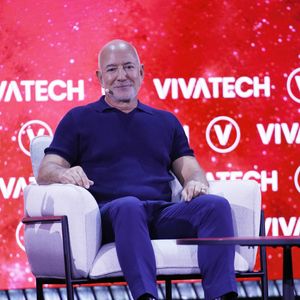 Jeff Bezos est devenu actionnaire du Liverpool FC. 

Jeff Bezos  CEO Amazon, CEO Prometheus lors de la 10ème édition du salon VivaTech 2026, dédié aux startups et à l'innovation technologiques, au Paris Expo Porte de Versailles à Paris, France, le 17 juin 2026. © Marc Ausset-Lacroix/Bestimage