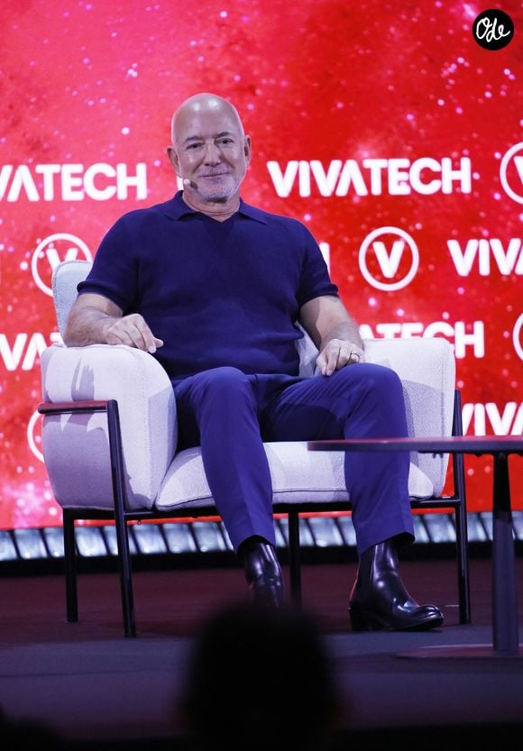 Jeff Bezos est devenu actionnaire du Liverpool FC. 

Jeff Bezos  CEO Amazon, CEO Prometheus lors de la 10ème édition du salon VivaTech 2026, dédié aux startups et à l'innovation technologiques, au Paris Expo Porte de Versailles à Paris, France, le 17 juin 2026. © Marc Ausset-Lacroix/Bestimage