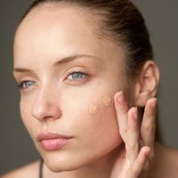 Vous appliquez sûrement mal votre correcteur : Découvrez comment l’intégrer efficacement à votre routine make-up