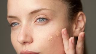 Vous appliquez sûrement mal votre correcteur : Découvrez comment l’intégrer efficacement à votre routine make-up