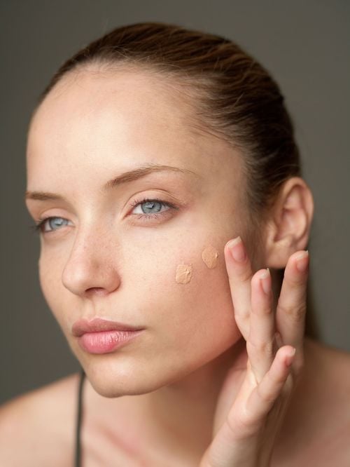 Vous appliquez sûrement mal votre correcteur : Découvrez comment l’intégrer efficacement à votre routine make-up