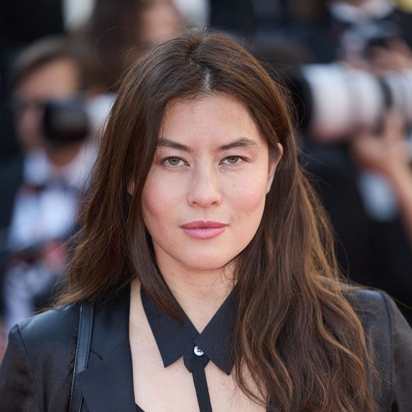 Mylène Jampanoï revient en force sur le devant de la scène, mais cette fois avec une plume.

Mylène Jampanoi - Montée des marches du film « Emilia Perez » lors du 77e Festival international du film de Cannes, au Palais des Festivals à Cannes. 
© Jacovides-Moreau / Bestimage