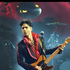 C'est donc les demi-frères et soeurs du chanteur qui finissaient par se mettre d'accord et touchaient l'héritage en 2022.

Prince en concert au Sportpaleis, Anvers, Pays-Bas, le 8 novembre 2010. Photo de Carline Vandercruysen/LFI/ABACAPRESS.COM