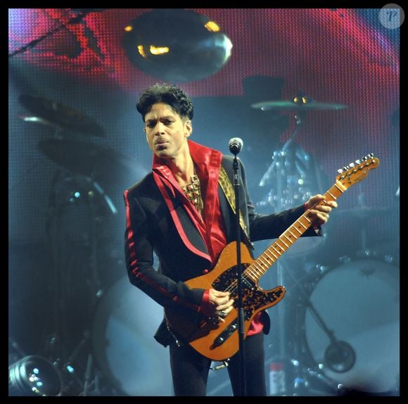 C'est donc les demi-frères et soeurs du chanteur qui finissaient par se mettre d'accord et touchaient l'héritage en 2022.

Prince en concert au Sportpaleis, Anvers, Pays-Bas, le 8 novembre 2010. Photo de Carline Vandercruysen/LFI/ABACAPRESS.COM